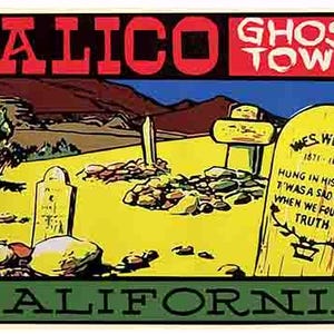 以下が含まれることがあります： カリフォルニア州のゴーストタウン、カリコを描いたヴィンテージのポストカード。ポストカードは、黄色い風景と、「ウェス・ウェスコット 1871-1869 若くして絞首刑に処せられた。真実がわかったとき、それは悲しい間違いだった。」と書かれた墓石が描かれている。
