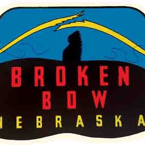 Könnte beinhalten: Eine Illustration im Vintage-Stil mit einem gelben Blitz, der sich über eine schwarze Silhouette eines Gebirges wölbt. Der Text "BROKEN BOW NEBRASKA" ist in roten und gelben Buchstaben auf schwarzem Hintergrund geschrieben.