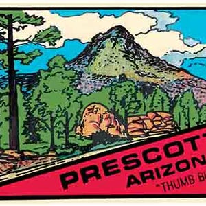 Könnte beinhalten: Ein Reiseaufkleber im Vintage-Stil mit einer Berglandschaft mit Bäumen und blauem Himmel. Der Aufkleber hat ein rotes Banner mit den Worten "PRESCOTT ARIZONA" und "THUMB BUTTE".