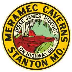 Peut inclure: Un cercle jaune avec le texte "Meramec Caverns" en lettres noires. À l'intérieur du cercle, une illustration rouge et verte d'une grotte avec le texte "Jesse James' Hideout" et "On Highway 66 Stanton Mo."