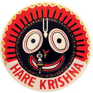 Może przedstawiać: Okrągła, kolorowa ilustracja bóstwa z dużymi oczami, czerwoną i żółtą aureolą i czarną twarzą. Tekst "HARE KRISHNA" jest napisany na czerwono wokół dolnej części koła.