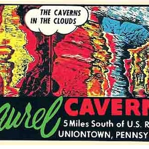 Op de afbeelding: Een vintage reisposter die reclame maakt voor Laurel Caverns, een grottenstelsel dat 8 kilometer ten zuiden van US Route 40 in Uniontown, Pennsylvania ligt. De poster toont een kleurrijke illustratie van de grotten met de tekst "The Caverns in the Clouds" en "Laurel Caverns".