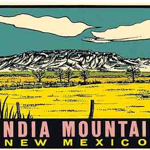 Könnte beinhalten: Ein Vintage-Reiseposter mit einer malerischen Aussicht auf die Sandia Mountains in New Mexico. Das Poster hat ein gelbes, grünes und blaues Farbschema mit einer weißen Wolke am Himmel. Der Text "SANDIA MOUNTAINS NEW MEXICO" ist in Pink am unteren Rand des Posters gedruckt.
