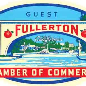 Könnte beinhalten: Ein vintage ovaler Aufkleber mit einem blauen und weißen Rand. Der Aufkleber zeigt ein rotes und weißes Banner mit dem Text "GUEST FULLERTON California CHAMBER OF COMMERCE". Der Aufkleber zeigt auch eine Brücke mit blauem Himmel und einem Fluss im Hintergrund. Auf beiden Seiten der Brücke befinden sich zwei rote Orangen.