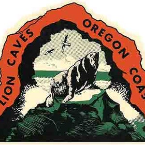 Puede incluir: Una ilustración vintage de un león marino emergiendo de una cueva en la costa de Oregón. La imagen está en un estilo retro con un esquema de color rojo, naranja y negro. El texto "Sea Lion Caves Oregon Coast" está escrito alrededor de la abertura de la cueva.
