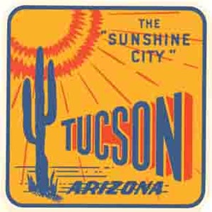 Puede incluir: Un cartel de viaje vintage con fondo amarillo que presenta una silueta azul de un cactus saguaro y el texto "The Sunshine City" sobre la palabra "Tucson" en azul con "Arizona" debajo en letras azules más pequeñas.