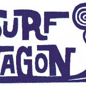 Style vintage des années 1960, surfeurs de wagons de surf, surfant sur la carte de l'état de l'autocollant de voyage rétro en Californie, en Californie