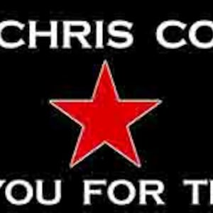 Może przedstawiać: Czarno-biały tekst na czarnym tle brzmi "R.I.P. CHRIS CORNELL. THANK YOU FOR THE MUSIC." Czerwona pięcioramienna gwiazda znajduje się na środku nad tekstem.