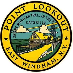 Puede incluir: Un cartel circular amarillo y negro con el texto "Point Lookout On The Mohican Trail In The Catskills East Windham, N.Y." El cartel presenta una ilustración de dibujos animados de un edificio con un camino que se aleja de él.