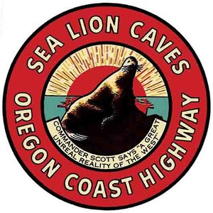 Puede incluir: Un círculo rojo con el texto "SEA LION CAVES OREGON COAST HIGHWAY" alrededor del borde. Dentro del círculo hay un león marino de dibujos animados con una puesta de sol detrás. El texto "COMMANDER SCOTT SAYS "A GREAT UNREAL REALITY OF THE WEST" está debajo del león marino.