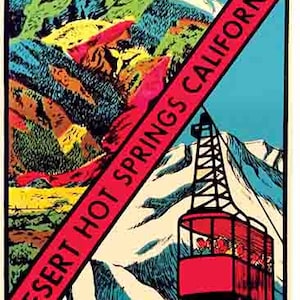 Könnte beinhalten: Ein Vintage-Reiseposter, das für die Desert Hot Springs Aerial Tramway in Kalifornien wirbt. Das Poster zeigt einen roten und weißen diagonalen Streifen mit dem Text "Desert Hot Springs California" und eine farbenfrohe Illustration einer Berglandschaft mit einer roten Seilbahn.