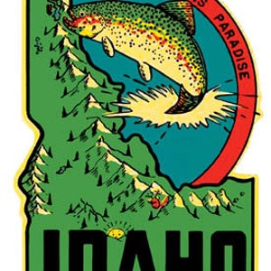 Könnte beinhalten: Ein Vintage-Reisesticker mit einer grünen Umrandung des Bundesstaates Idaho und einem roten, weißen und blauen Kreis oben rechts. Der Kreis trägt die Aufschrift "The Sportsmens Paradise" und zeigt eine Regenbogenforelle, die aus dem Wasser springt. Der Text "IDAHO" ist in schwarzen Buchstaben am unteren Rand des Stickers gedruckt.