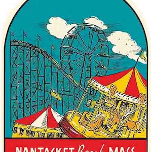Może przedstawiać: Ilustracja w stylu vintage z Nantasket Beach, Massachusetts, przedstawiająca kolejkę górską, diabelski młyn i karuzelę. Obraz ma turkusowe tło z białymi chmurami i czerwoną obwódką z napisem "NANTASKET Beach, MASS."