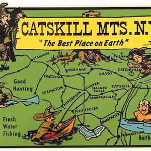 Puede incluir: Una postal vintage que representa un mapa de las montañas Catskill en el estado de Nueva York. El mapa presenta varias ciudades y puntos de interés, incluyendo Hunter Mountain, Haines Falls y Tannersville. La postal también incluye ilustraciones de personas disfrutando de actividades como la caza, la pesca, el esquí y la natación.