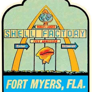 Puede incluir: Una postal vintage con un arco amarillo y naranja con el texto "World's Largest Shell Factory" y "Free Admission". La postal también presenta una gran concha naranja y el texto "Fort Myers, Fla."
