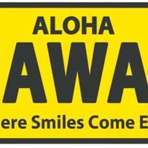 Könnte beinhalten: Gelbes Schild mit schwarzem Text, auf dem "Aloha Hawaii Where Smiles Come Easy" steht.