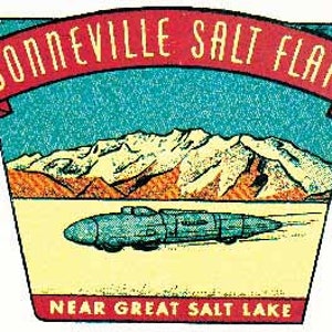 Könnte beinhalten: Eine Vintage-Illustration eines Autos, das über die Bonneville Salt Flats rast, mit einer Bergkette im Hintergrund. Der Text "Bonneville Salt Flats" ist in einem roten Banner über dem Bild geschrieben, und "Near Great Salt Lake" ist unter dem Bild geschrieben.