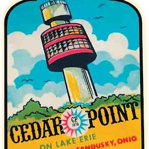 Może przedstawiać: Winietyczny naklejka parku rozrywki Cedar Point z żółtym tłem i wysoką, czerwoną i białą wieżą. Tekst "Cedar Point" jest w dużym, czarnym foncie z żółtą gwiazdą za nim. Tekst "On Lake Erie Sandusky, Ohio" jest w mniejszym, czarnym foncie pod gwiazdą. Naklejka ma niebieskie niebo z białymi chmurami i kilkoma ptakami latającymi na niebie.