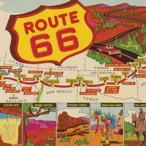 Op de afbeelding: Een vintage kaart van Route 66, een beroemde snelweg in de Verenigde Staten, met de tekst "Here we are...on Route 66" bovenaan. De kaart toont de route van Californië naar Illinois, met verschillende bezienswaardigheden en steden die onderweg zijn aangegeven. De kaart is geïllustreerd met kleurrijke tekeningen van bezienswaardigheden, waaronder de Grand Canyon, de Hoover Dam en de Petrified Forest.