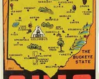 Könnte beinhalten: Eine Vintage-Karte von Ohio mit dem Spitznamen des Bundesstaates "The Buckeye State" und dem Text "OHIO" in großen, fetten Buchstaben. Die Karte ist schwarz umrandet und zeigt eine gelbe Sonne, den blauen Eriesee und grüne Hügel. Mehrere Städte und Gemeinden sind beschriftet, darunter Toledo, Cleveland, Columbus und Dayton.