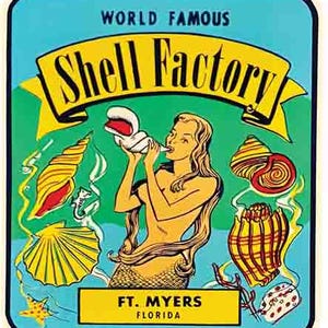 Puede incluir: Un letrero vintage de Shell Factory con una sirena soplando una caracola. El letrero tiene un fondo azul con texto amarillo que dice "World Famous" y "Shell Factory". También dice "Ft. Myers Florida".