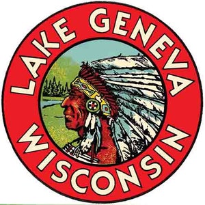 Könnte beinhalten: Ein roter Kreis mit weißem Text, der "Lake Geneva Wisconsin" lautet. Im Inneren des Kreises befindet sich eine farbenfrohe Illustration eines Indianers mit Kopfbedeckung.