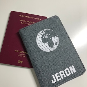 housse passeport personnalisée, gris chiné, police blanche, globe, compartiment carte, housse passeport