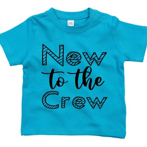 Camiseta de bebé con estampado, New to the Crew, escritura cursiva, letras a rayas, idea de regalo, consejo de regalo, algodón orgánico,