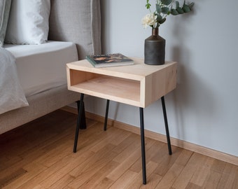 Nachttisch Holz naturbelasse Zirbe | Beistelltisch aus Zirbenholz | Nachttisch Handarbeit | Zirbenmöbel mit Zirbenduft | GREIN