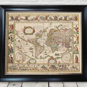 Può includere: Una stampa di una mappa del mondo antica in una cornice nera. La mappa è in stile vintage con una rappresentazione dettagliata dei continenti e degli oceani. La mappa è circondata da un bordo decorativo con illustrazioni di navi, persone e animali.