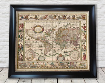 Può includere: Una stampa di una mappa del mondo antica in una cornice nera. La mappa è in stile vintage con una rappresentazione dettagliata dei continenti e degli oceani. La mappa è circondata da un bordo decorativo con illustrazioni di navi, persone e animali.