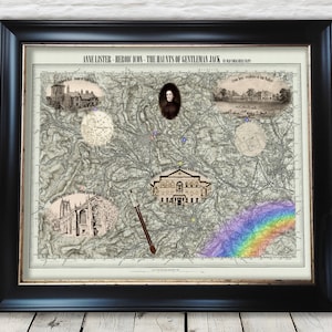 Può includere: Una mappa vintage di una città con una sovrapposizione arcobaleno. La mappa è incorniciata in nero e presenta diverse immagini in bianco e nero di edifici e un ritratto di una donna.