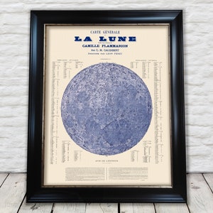 Może przedstawiać: Antyczna mapa księżyca zatytułowana "Carte Generale La Lune" autorstwa Camille'a Flammariona. Mapa jest wydrukowana w kolorze niebieskim i białym na kremowym tle. Mapa przedstawia powierzchnię księżyca z kraterami i innymi cechami.