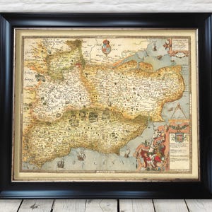 Può includere: Una mappa antica dell'Inghilterra, stampata in bianco e nero con dettagli disegnati a mano. La mappa è incorniciata in una cornice di legno nero con un passepartout dorato. La mappa è intitolata "A Map of England" e include una rosa dei venti e una barra di scala.