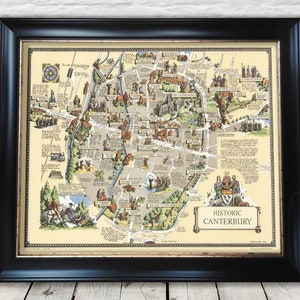 Op de afbeelding: Een vintage geïllustreerde kaart van het historische Canterbury, Engeland. De kaart toont een gedetailleerde lay-out van de straten, bezienswaardigheden en bezienswaardigheden van de stad. De kaart is ingelijst in een zwart frame met een gouden passe-partout.
