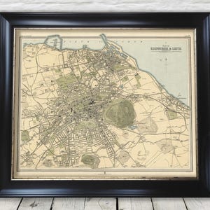 Puede incluir: Un mapa antiguo de Edimburgo y Leith, Escocia, impreso en blanco y negro con acentos marrones y verdes. El mapa muestra las calles, parques y otras características de la ciudad. El título "Plan of Edinburgh & Leith" está impreso en la parte superior del mapa.