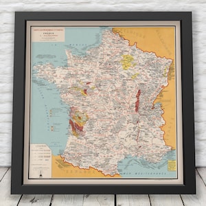 Peut inclure: Une carte vintage de la France, montrant les régions et les départements du pays. La carte est imprimée en noir, blanc et rouge, avec une mer bleue entourant le pays. La carte est encadrée dans un cadre noir.
