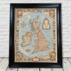 Può includere: Una mappa vintage delle Isole Britanniche in una cornice nera. La mappa è stampata su uno sfondo blu chiaro con dettagli marroni e beige. La mappa comprende i paesi di Inghilterra, Scozia, Galles e Irlanda. La mappa è circondata da un bordo decorativo con immagini di personaggi storici e monumenti.