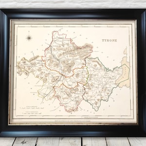 Może przedstawiać: Antyczna mapa hrabstwa Tyrone w Irlandii, wydrukowana czarnym, brązowym, zielonym i czerwonym atramentem na kremowym papierze. Mapa przedstawia granice hrabstwa, miasta i rzeki. Tytuł "Tyrone" jest wydrukowany w prawym górnym rogu.