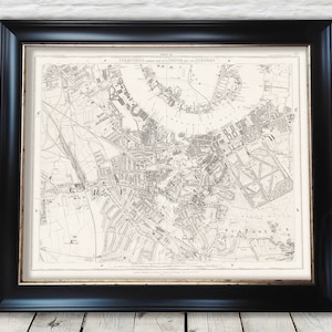 Può includere: Una mappa vintage in bianco e nero di Londra e dei suoi sobborghi, intitolata "Stanford's Largest Map of London and its Suburbs". La mappa mostra il Tamigi, diverse strade e punti di riferimento.