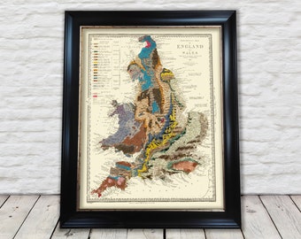 Op de afbeelding: Een vintage geologische kaart van Engeland en Wales, gedrukt in zwart-wit met gekleurde markeringen die verschillende geologische formaties aangeven. De kaart is ingelijst in een zwart frame.