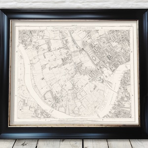 Op de afbeelding: Een vintage zwart-witte kaart van Londen en zijn voorsteden, getiteld "Stanford's London Map of London and its Suburbs". De kaart toont de Theems, straten en bezienswaardigheden.