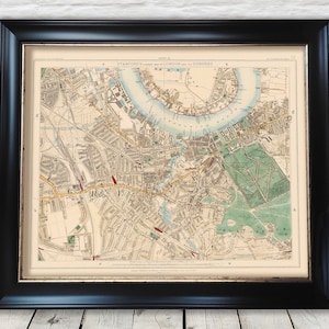 Può includere: Una mappa antica di Londra e dei suoi sobborghi, stampata in inchiostro nero, marrone, rosso, verde e blu su carta crema. La mappa mostra il Tamigi, i parchi e le strade. Il titolo "STANFORD'S LIBRARY MAP OF LONDON AND ITS SUBURBS" è stampato nella parte superiore della mappa.