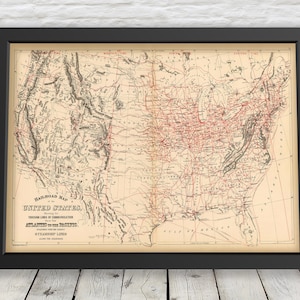 Könnte beinhalten: Eine Vintage-Eisenbahnkarte der Vereinigten Staaten, die die Kommunikationslinien zeigt, die den Atlantik mit dem Pazifik verbinden. Die Karte ist in Schwarzweiß gedruckt, wobei rote Linien die Eisenbahnstrecken hervorheben. Die Karte ist in einem schwarzen Rahmen gerahmt.