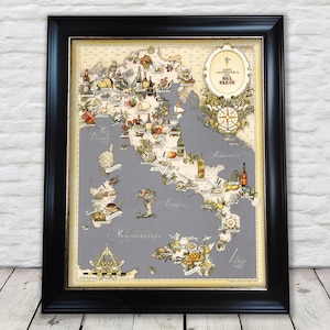 Pode incluir: Mapa emoldurado da Itália com ilustrações de comida e bebida. O mapa está em uma moldura preta e apresenta uma rosa dos ventos e texto em italiano. O mapa está em um fundo cinza claro com uma borda dourada.