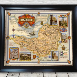 Peut inclure: Une carte vintage du Somerset, en Angleterre, encadrée en noir. La carte présente un tracé détaillé du comté, avec les villes et les villages étiquetés. La carte est entourée de bordures décoratives et comprend des images de monuments locaux.