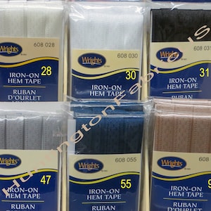 Peut inclure: Six paquets de ruban thermocollant pour ourlet de différentes couleurs et largeurs. Les paquets sont étiquetés avec la marque "Wrights" et le numéro de produit. Le ruban est disponible en blanc, noir, gris, bleu et marron.