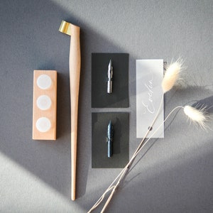 Kalligrafie Mini-Set: Oblique Federhalter aus Holz / Nikko G / Brause Steno Feder / Dinky Dips / Pipette