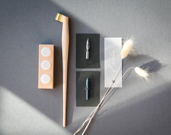 Kalligrafie Mini-Set: Oblique Federhalter aus Holz / Nikko G / Brause Steno Feder / Dinky Dips / Pipette
