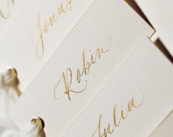 Namensschilder, handgeschrieben, Hochzeit, Platzkarten, Geschenkanhänger, personalisiert, goldene Tusche, ink. Öse und Band